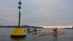 Die Mittwochsgruppe "Seekajakgruppe" an der Wracktonne.