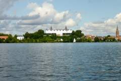 in leichter Ferne das Plöner Schloss