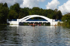 weiße Brücke zum Rosenfelder See